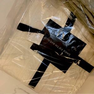 Saks Fifth Avenue  - cable-Knit throw  50x60” NEW